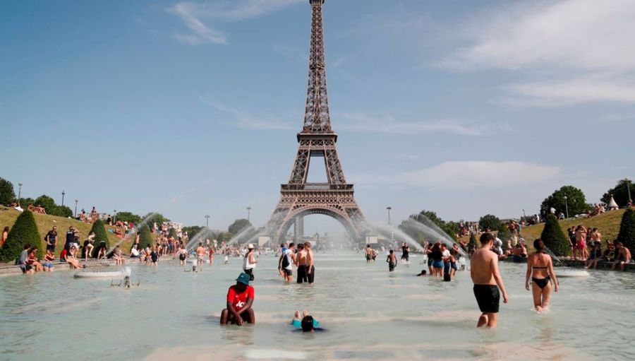 2019年6月28日法國民眾為抵抗高溫熱浪的襲擊，紛紛到法國巴黎埃菲爾鐵塔前的Trocadero噴泉中沖水降溫。（ZAKARIA ABDELKAFI/AFP/Getty Images）
