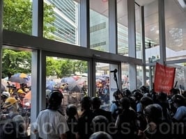 七一示威不斷 示威者包圍立法會