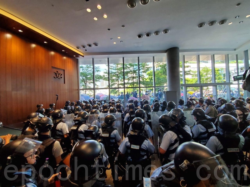 一批防暴警察在立法會內戒備。（孫青天／大紀元）