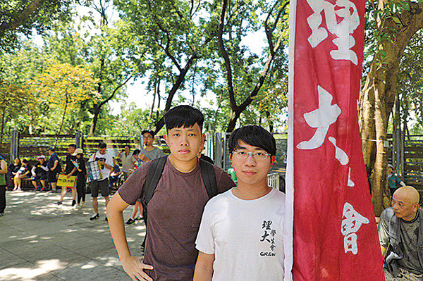 理大學生會會長廖建鈞（右）對香港人不斷堅持走出來表示感動。（李小朗／大紀元）
