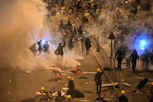 警方放催淚彈清場 示威者凌晨撤出立法會