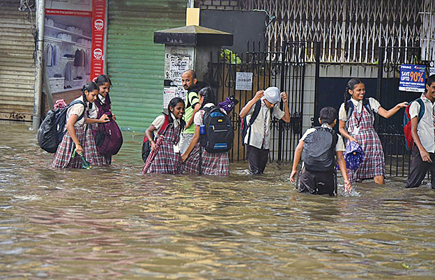 孟買連2天遭暴雨侵襲，道路淹水成河。( AFP)