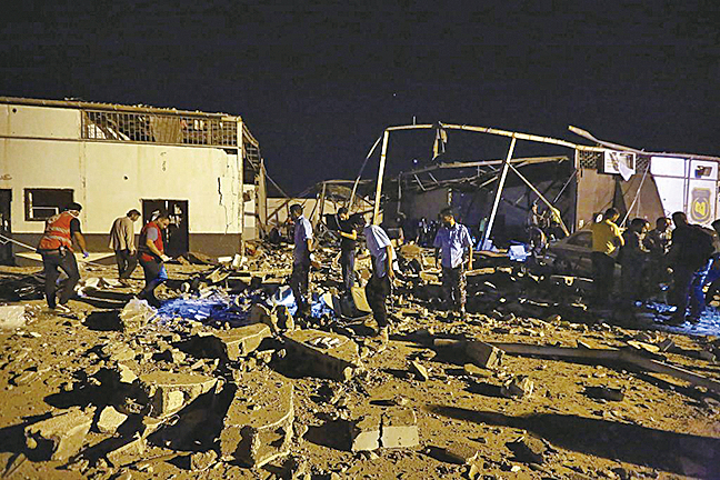 利比亞首都的黎波里郊區的塔朱拉拘留中心2日晚間遭空襲。（影片截圖）