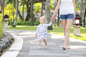 「赤腳走路」真的能改善健康？看看科學家怎麼說 