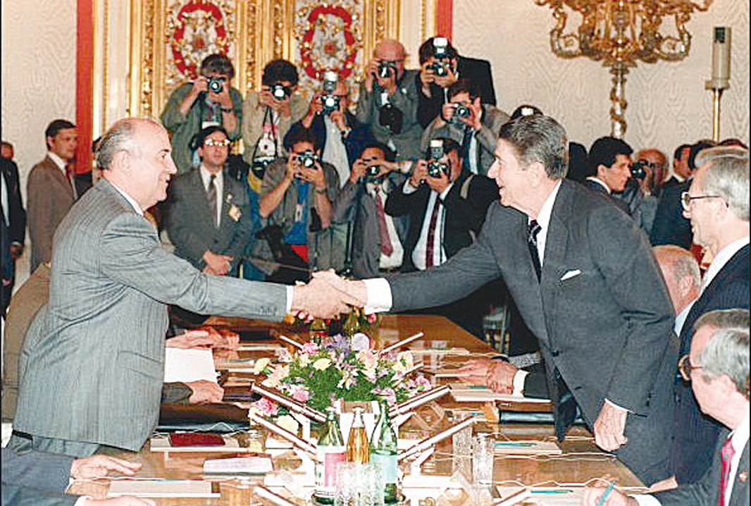 1988年6月1日戈巴卓夫（左）與美國總統列根在克里姆林宮會面時握手。（Getty Images）