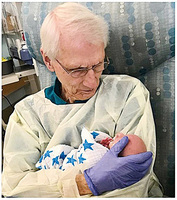 義務當早產兒護工 81歲爺爺更捐百萬美金給醫院