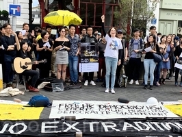 港人倫敦地鐵沿線閃唱 《孤星淚》作詞家屬到場聲援香港