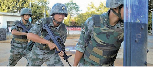 中共74軍於在廣東湛江模擬反恐演習。（微博截圖）