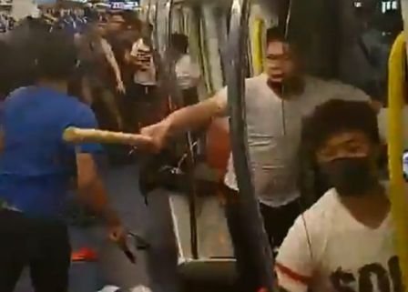 香港元朗7月21日晚數百名白衣歹徒在地鐵站對市民發起無差別暴力攻擊事件。（影片截圖）