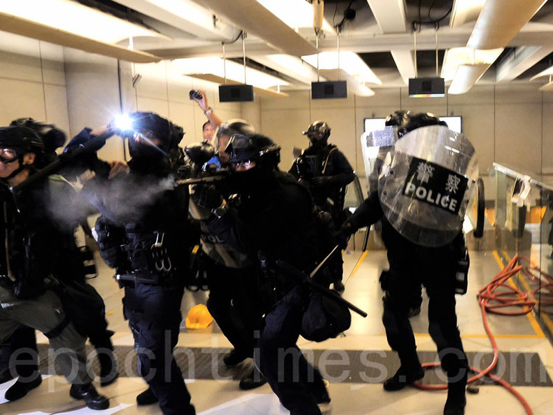 【7.27反送中組圖5】防暴警察衝入西鐵站追打市民 元朗警方多次施放催淚彈