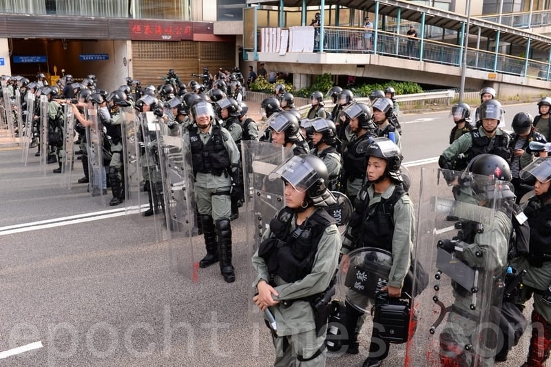 在西環干諾道西，防暴警察和示威市民相隔約一兩百米對峙。（宋碧龍／大紀元）