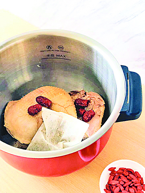 使用零水鍋燉湯，簡單又輕鬆。