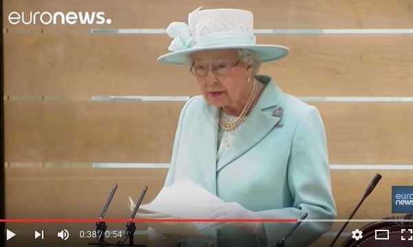 英女皇說，面對一個「日益充滿挑戰性」的世界，政治家要「保持鎮定和冷靜」。（Euronews視頻截圖）