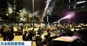 香港私家車放煙花炸傷抗議者 港警霰彈槍瞄準人群
