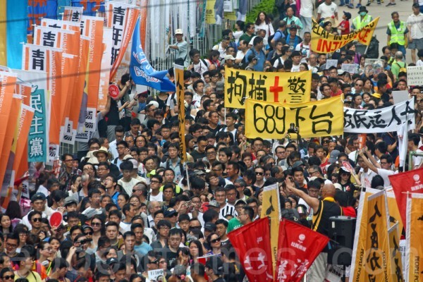 今年香港七一大遊行以「決戰689（梁振英）」為主題，在酷熱天氣下，仍有11萬人上街要求梁振英下台。（潘在殊／大紀元）