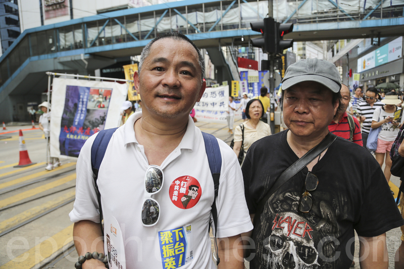 2016香港七一大遊行，法輪功學員要求法辦迫害法輪功的元兇江澤民，在法輪功隊伍經過時，有市民大喊：「支持法輪功」。（余鋼／大紀元）