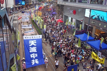 今年香港七一大遊行以「決戰689（梁振英）」為主題，在酷熱天氣下，仍有11萬人上街要求梁振英下台。圖為法輪功學員參加遊行。（潘在殊／大紀元）