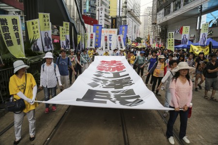 2016香港七一大遊行，法輪功學員要求法辦迫害法輪功的元兇江澤民。（余鋼／大紀元）