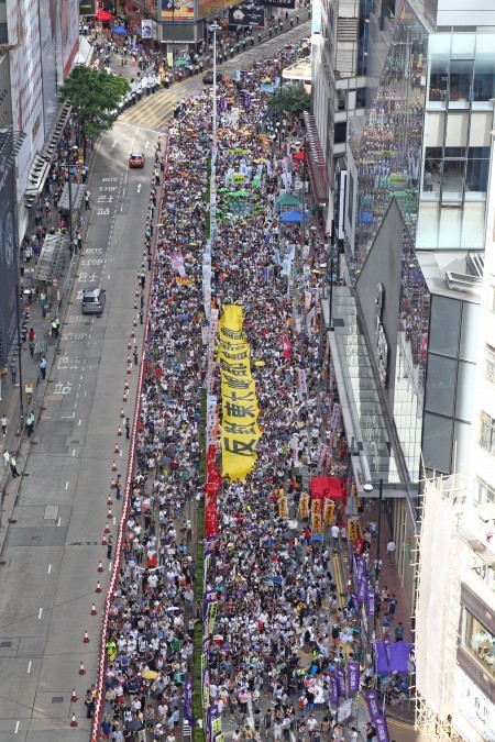 今年香港七一大遊行以「決戰689（梁振英）」為主題，在酷熱天氣下，仍有11萬人上街要求梁振英下台。（潘在殊／大紀元）