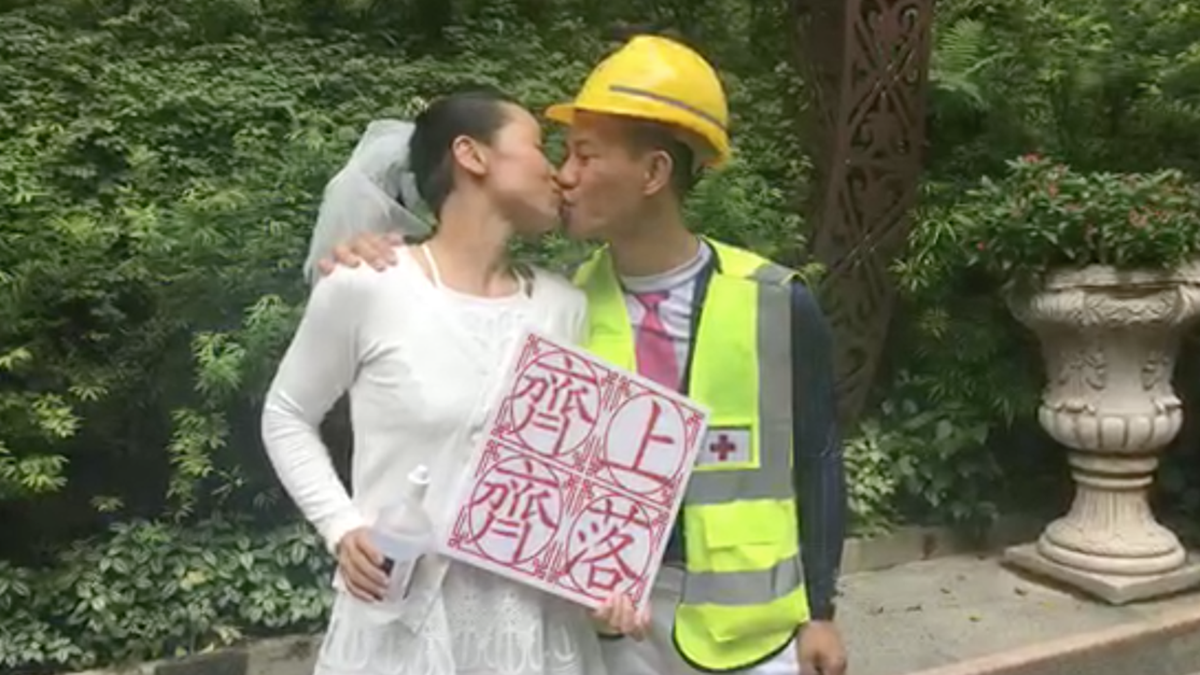 香港情侶湯偉雄與杜依蘭在728反送中運動時被逮捕，並被指控犯下暴動罪，兩人4日註冊結婚。（臉書圖片）