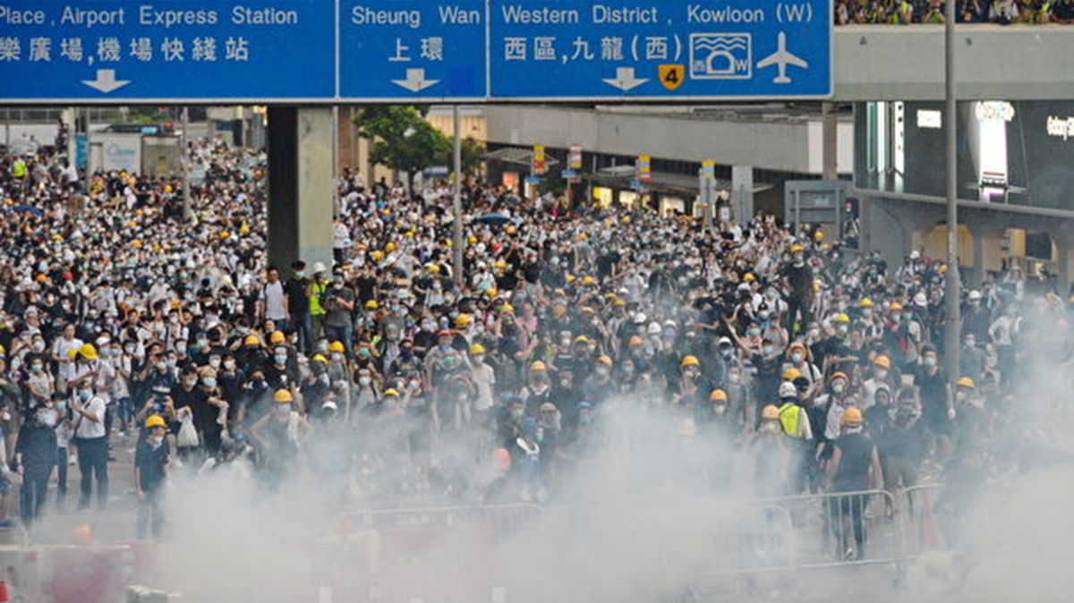 圖為香港一名抗議者於2019年8月4日晚在香港銅鑼灣集會現場使用激光指示器指引目標。（PHILIP FONG/AFP/Getty Images）