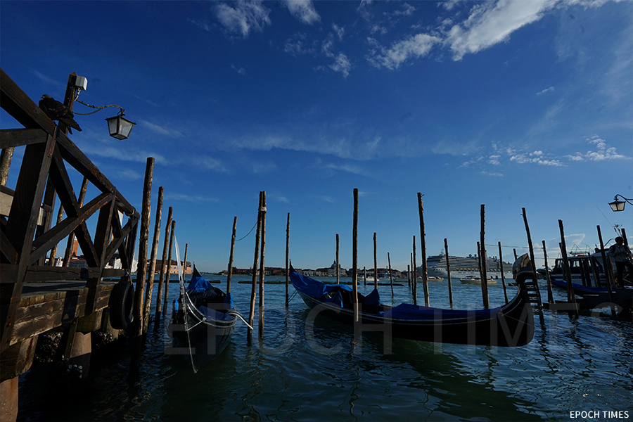 威尼斯保留的傳統划船貢多拉（Gondola），為威尼斯的旅遊業增添一分光彩。（曾蓮／大紀元）