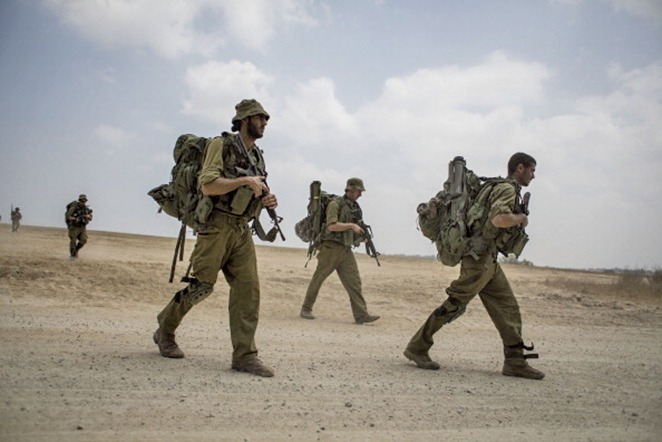 圖為2014年7月22日，在以色列加沙邊界進行邊界保護戰的以色列士兵。（Getty Images）