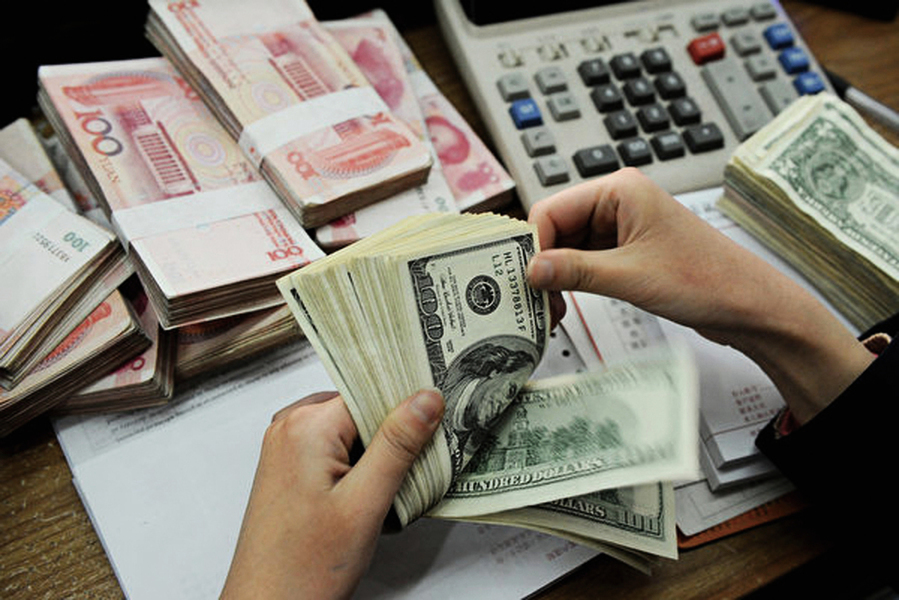 中共操控人民幣貶值中企遭殃