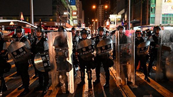 有專家分析說，香港局勢若失控，中共恐會犧牲林鄭月娥和部份高級警官的性命，來平息民憤及掩蓋自己的罪行。圖為示威現場（HECTOR RETAMAL/AFP/Getty Images）