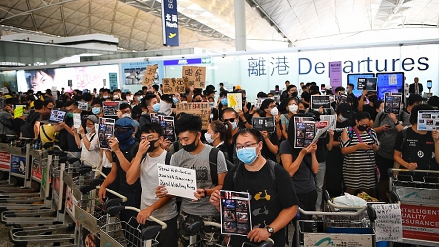 香港機場反送中遭封殺 美國會點名港警「非常危險」
