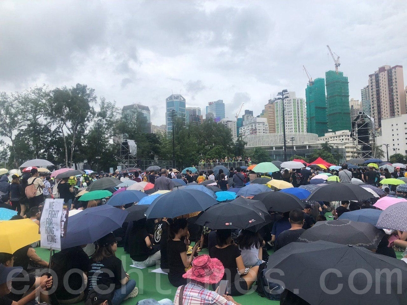 2019年8月18日，現場下雨，參加集會的不少民眾都帶備雨傘。（梁珍／大紀元）