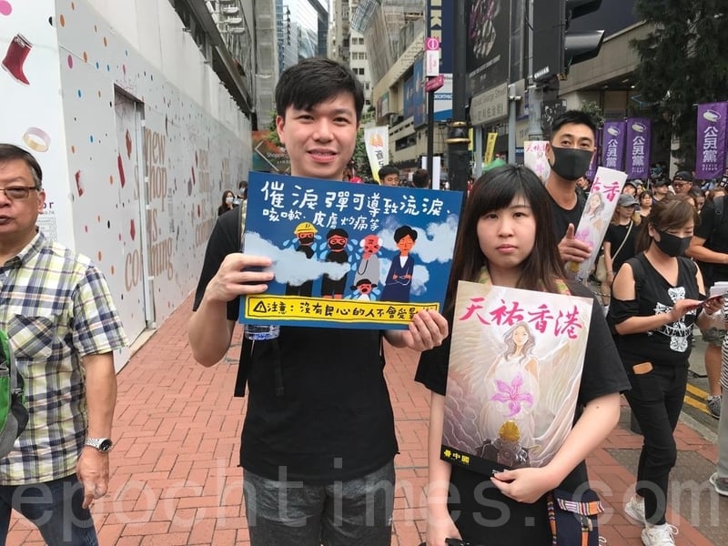 2019年8月18日，在前往維園的記利佐治街，很多民眾手持各種海報和標語，表達訴求。（王文君／大紀元）