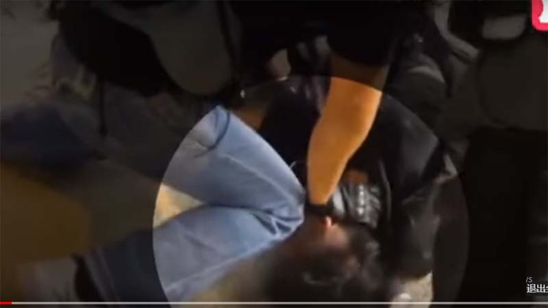港青年被打掉門牙影片曝光 警察按頭朝臉部打兩棍