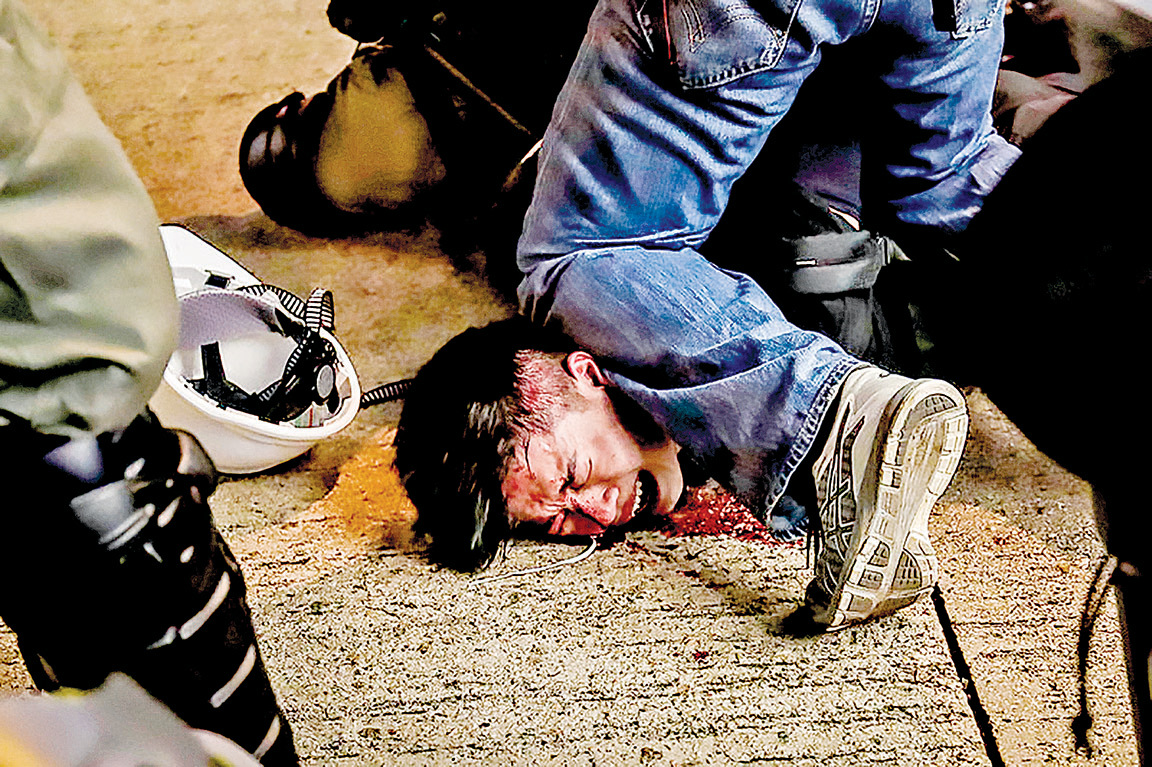 8月11日，香港以突擊方式暴力逮捕示威者。（Getty Images、中央社）