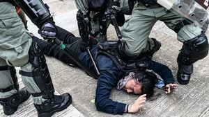 港警觀塘再施暴射傷示威者左眼 被記者逼退