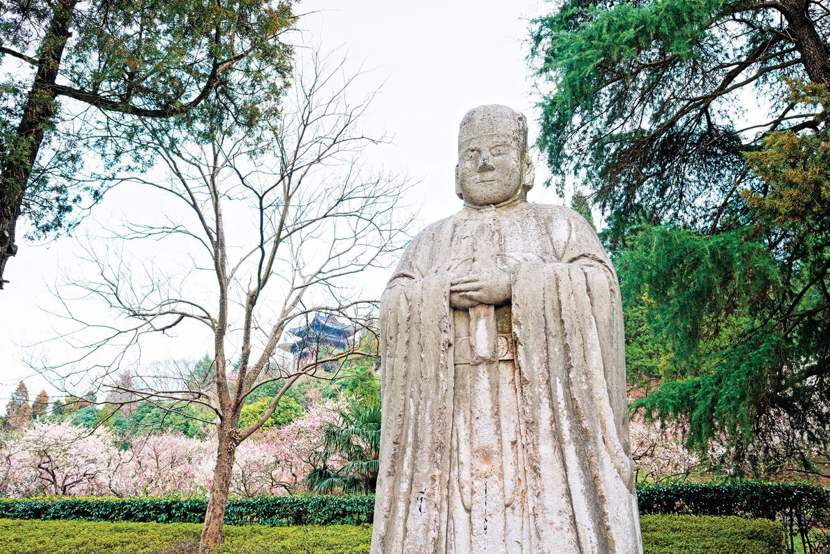 中國江蘇省南京市紫金山風景區的古老民間官員雕像。（Shutterstock）