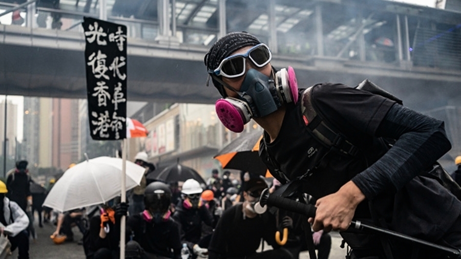 香港記者遭「五星旗」圍攻 普通話廣東腔露餡