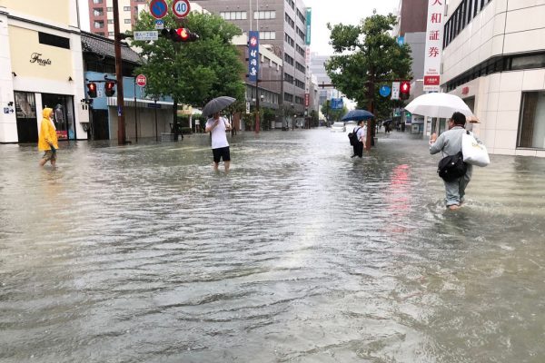 佐賀縣若干地區降雨量每小時超過100毫米。圖為道路淹水成河。（JIJI PRESS/AFP/Getty Images）