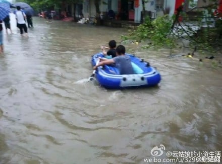 近日大陸南方持續暴雨，長江沿岸多城被淹，圖為湖北武漢暴雨場景。（網絡圖片）