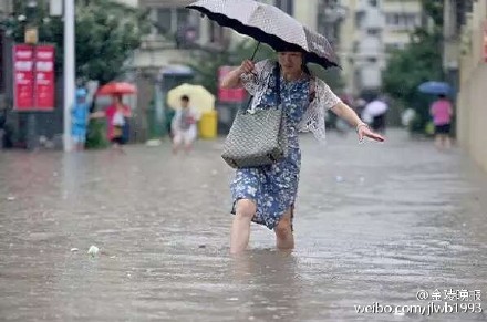 近日大陸南方持續暴雨，長江沿岸多城被淹，圖為江蘇南京暴雨場景。（網絡圖片）