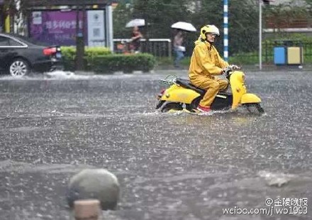 近日大陸南方持續暴雨，長江沿岸多城被淹，圖為江蘇南京暴雨場景。（網絡圖片）