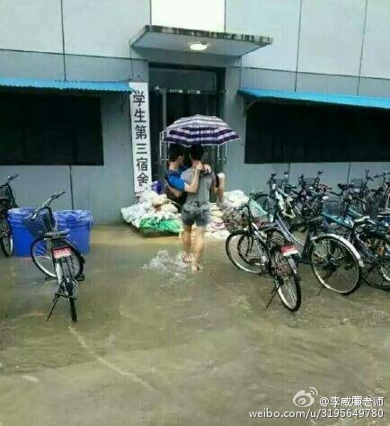 近日大陸南方持續暴雨，長江沿岸多城被淹，圖為江蘇南京理工大學暴雨場景。（網絡圖片）