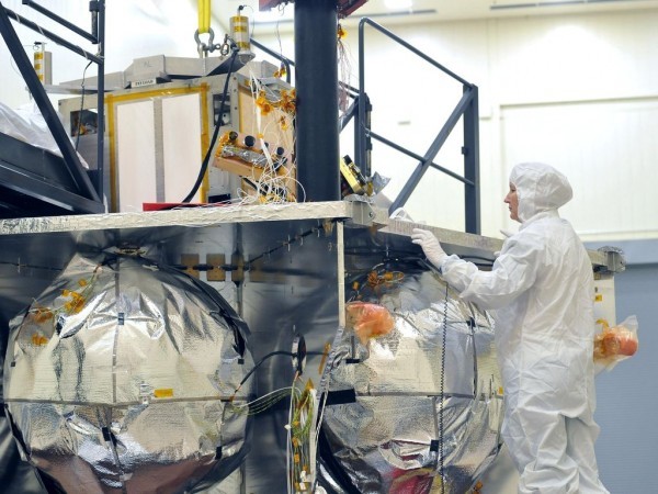 2010年，工程師為朱諾安裝鈦防護罩。（NASA/JPL-Caltech/LMSS）