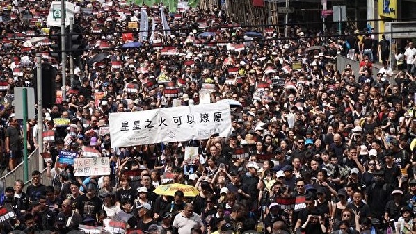 2019年6月16日，香港，遊行市民站滿軒尼詩道六條行車線。（大紀元）