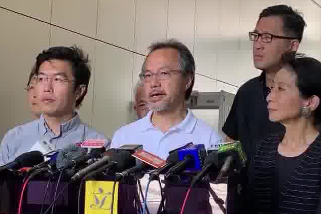 香港立法會議員張超雄在泛民主派1日的記者會上譴責香港警察濫用執法權，他說：「香港已經被這個政權破壞成了戰場。」（駱亞/大紀元）
