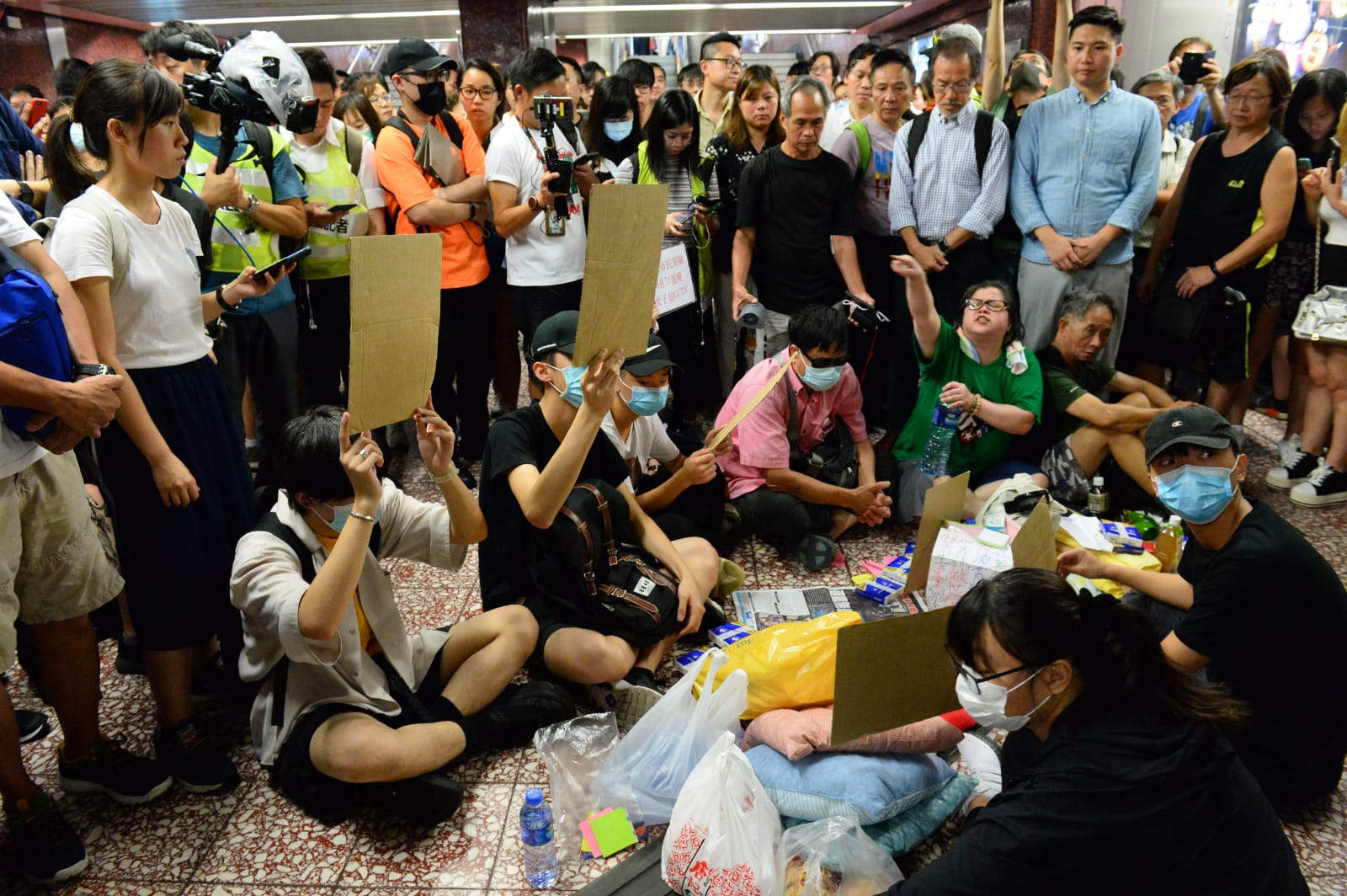 太子站現場聚集有幾十人靜坐和聲援香港市民，要求港鐵公開8.31當晚的CCTV錄影。（宋碧龍/大紀元）