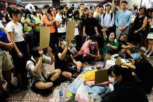 香港市民到太子站 跪求「831晚」真相錄像
