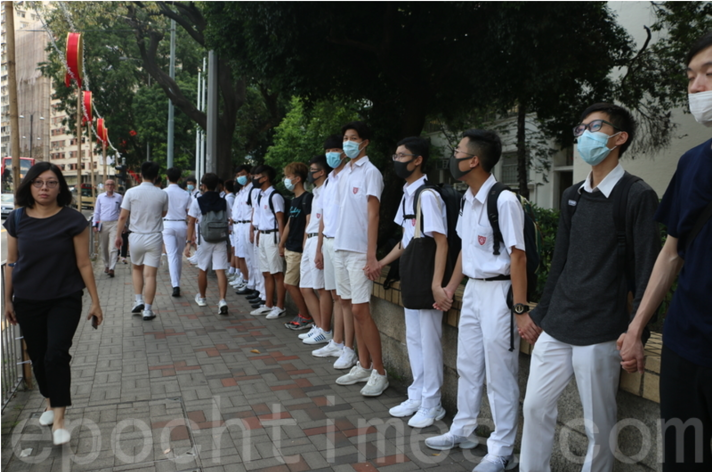 9月12日，在皇仁書院校門外，超過兩百名的學生及舊生手拖手組成人鏈，呼籲「五大訴求，缺一不可」。（葉依帆 / 大紀元）