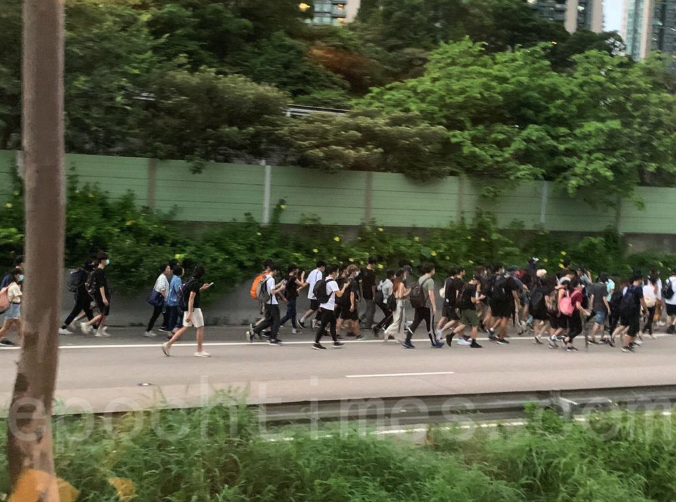 9月1日，機場示威者看到大量防暴警察和速龍小隊準備機場大清場後，迅速撤離，步行前往東湧，據說步行需時至少一個小時。（大紀元資料庫）