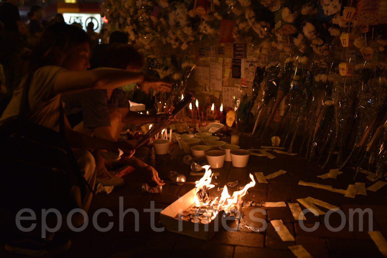 13日中秋夜，大批香港市民到太子站追悼8.31被打死的港人。（文瀚林／大紀元）